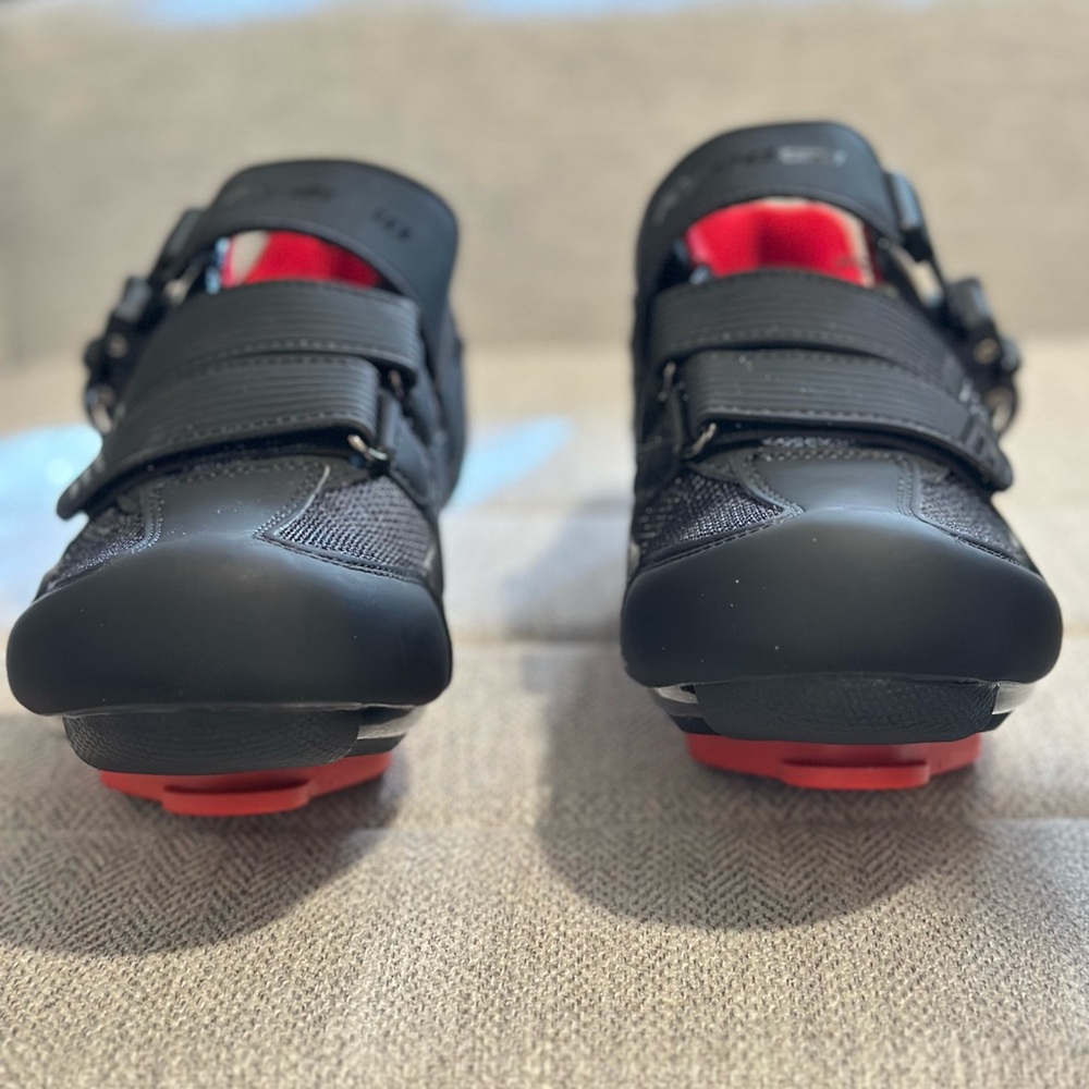 Kyedoo women's cycling shoes size 39 (US 8)
PELOTON COMPATIBLE
Delta clips New